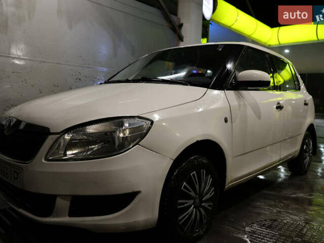 Белый Шкода Фабия, объемом двигателя 1.2 л и пробегом 256 тыс. км за 4950 $, фото 2 на Automoto.ua