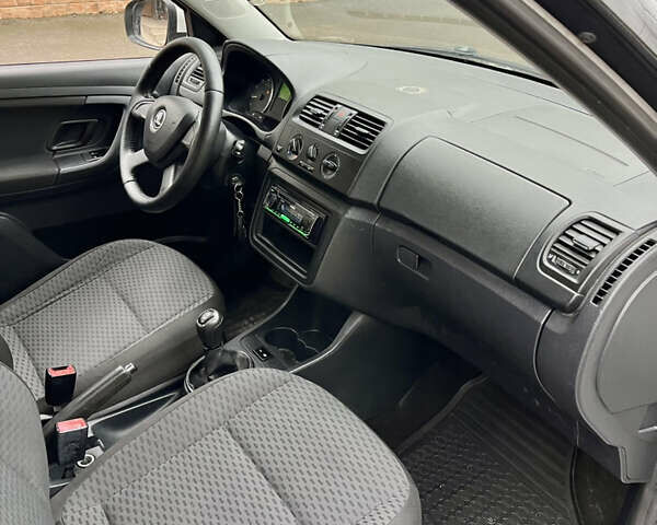 Белый Шкода Фабия, объемом двигателя 1.39 л и пробегом 221 тыс. км за 5200 $, фото 18 на Automoto.ua