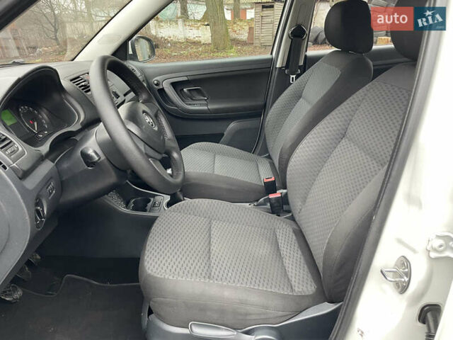 Белый Шкода Фабия, объемом двигателя 1.4 л и пробегом 198 тыс. км за 6200 $, фото 18 на Automoto.ua