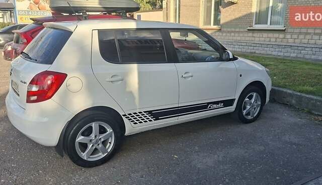 Белый Шкода Фабия, объемом двигателя 1.4 л и пробегом 285 тыс. км за 6050 $, фото 1 на Automoto.ua