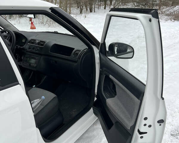 Белый Шкода Фабия, объемом двигателя 1.2 л и пробегом 185 тыс. км за 5300 $, фото 10 на Automoto.ua