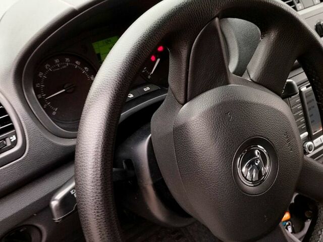 Білий Шкода Фабія, об'ємом двигуна 1.6 л та пробігом 167 тис. км за 6700 $, фото 7 на Automoto.ua