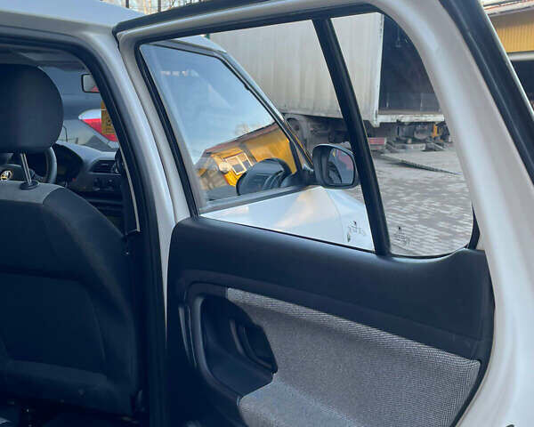 Белый Шкода Фабия, объемом двигателя 1.2 л и пробегом 183 тыс. км за 5000 $, фото 9 на Automoto.ua