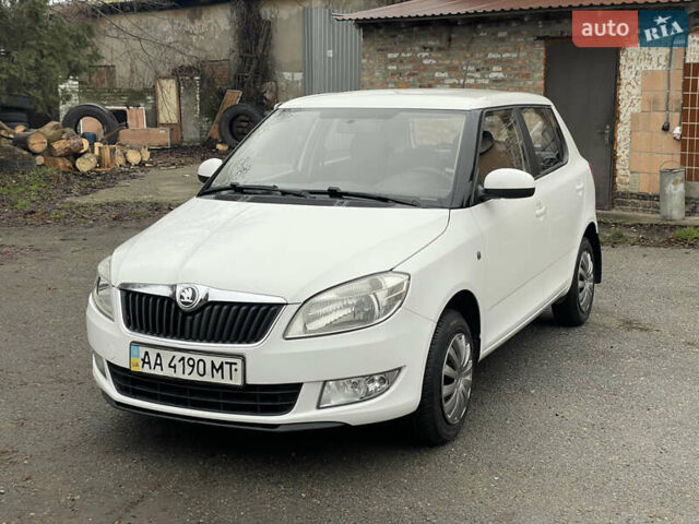 Белый Шкода Фабия, объемом двигателя 1.4 л и пробегом 198 тыс. км за 6200 $, фото 1 на Automoto.ua