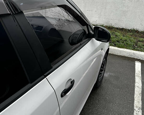 Белый Шкода Фабия, объемом двигателя 1.2 л и пробегом 162 тыс. км за 6000 $, фото 11 на Automoto.ua