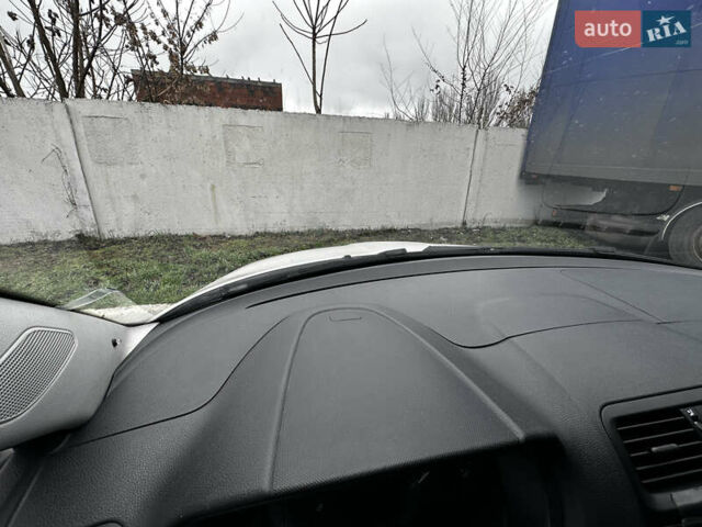 Белый Шкода Фабия, объемом двигателя 1.2 л и пробегом 162 тыс. км за 6000 $, фото 36 на Automoto.ua