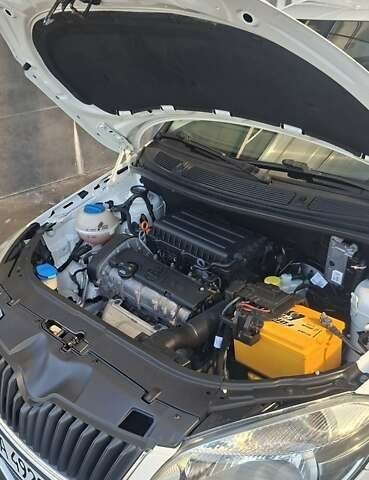 Белый Шкода Фабия, объемом двигателя 1.4 л и пробегом 285 тыс. км за 6050 $, фото 5 на Automoto.ua