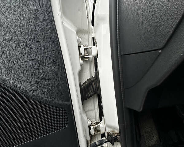 Белый Шкода Фабия, объемом двигателя 1.2 л и пробегом 162 тыс. км за 6000 $, фото 26 на Automoto.ua