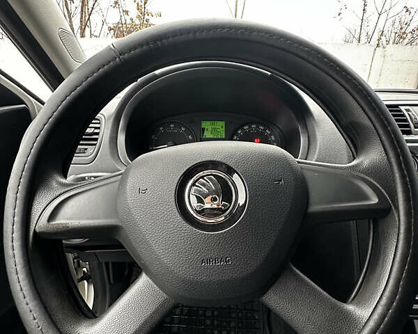 Белый Шкода Фабия, объемом двигателя 1.2 л и пробегом 162 тыс. км за 6000 $, фото 34 на Automoto.ua