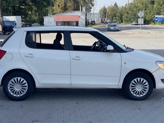 Белый Шкода Фабия, объемом двигателя 1.4 л и пробегом 350 тыс. км за 3850 $, фото 3 на Automoto.ua