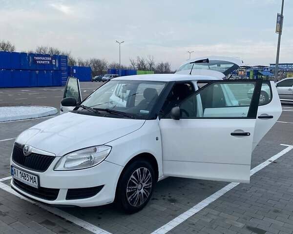 Белый Шкода Фабия, объемом двигателя 1.2 л и пробегом 250 тыс. км за 5500 $, фото 3 на Automoto.ua