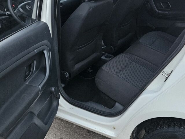 Шкода Фабия 2013 в Киеве на Automoto.ua Белый Шкода Фабия, объемом двигателя 1.4 л и пробегом 192 тыс. км за 5800 $, фото 4 на Automoto.ua