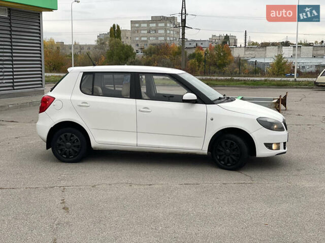 Белый Шкода Фабия, объемом двигателя 1.2 л и пробегом 186 тыс. км за 4750 $, фото 6 на Automoto.ua