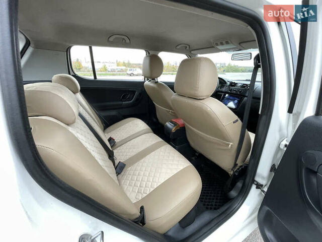 Белый Шкода Фабия, объемом двигателя 1.2 л и пробегом 186 тыс. км за 4750 $, фото 33 на Automoto.ua