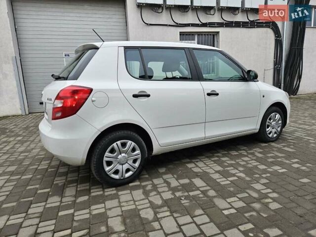 Белый Шкода Фабия, объемом двигателя 1.39 л и пробегом 218 тыс. км за 5500 $, фото 8 на Automoto.ua