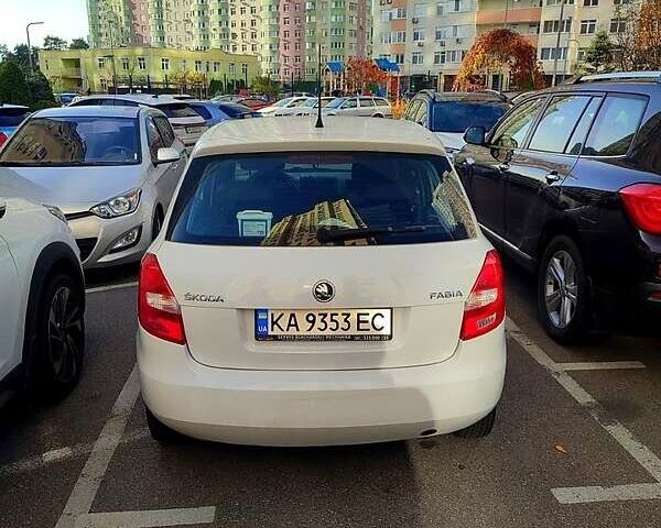 Белый Шкода Фабия, объемом двигателя 1.4 л и пробегом 235 тыс. км за 6000 $, фото 4 на Automoto.ua
