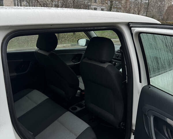 Белый Шкода Фабия, объемом двигателя 1.2 л и пробегом 310 тыс. км за 4600 $, фото 8 на Automoto.ua