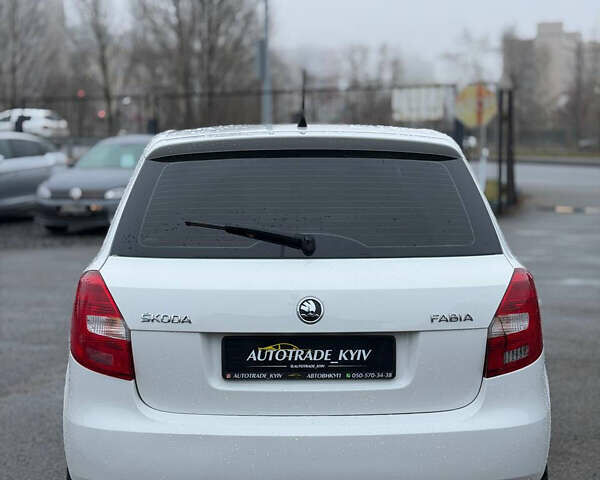 Білий Шкода Фабія, об'ємом двигуна 1.6 л та пробігом 226 тис. км за 5250 $, фото 4 на Automoto.ua