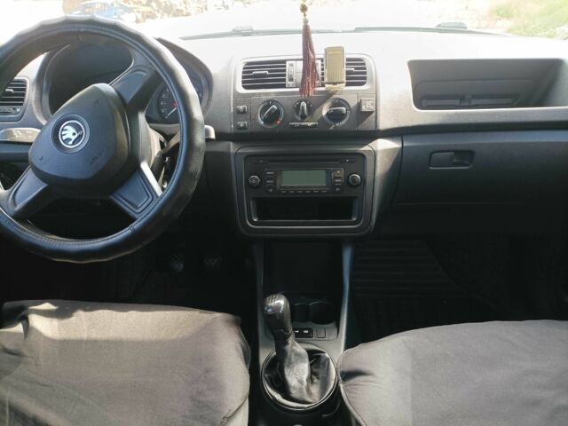 Белый Шкода Фабия, объемом двигателя 1.4 л и пробегом 249 тыс. км за 5500 $, фото 4 на Automoto.ua