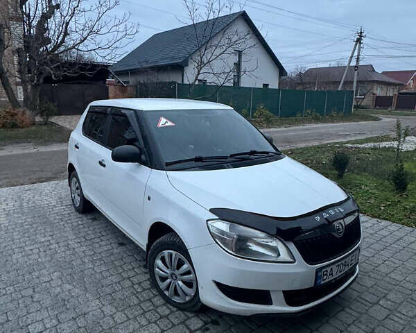 Белый Шкода Фабия, объемом двигателя 1.2 л и пробегом 189 тыс. км за 6600 $, фото 1 на Automoto.ua