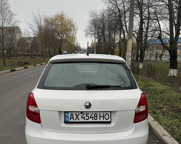 Белый Шкода Фабия, объемом двигателя 1.2 л и пробегом 310 тыс. км за 4600 $, фото 3 на Automoto.ua