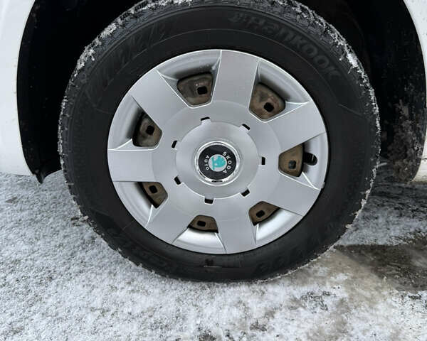 Білий Шкода Фабія, об'ємом двигуна 1.2 л та пробігом 183 тис. км за 6800 $, фото 6 на Automoto.ua