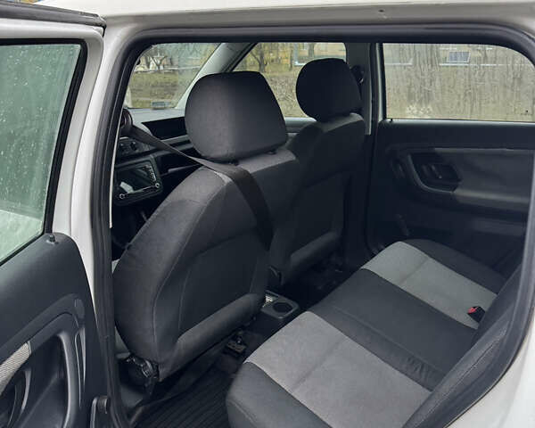 Белый Шкода Фабия, объемом двигателя 1.2 л и пробегом 310 тыс. км за 4600 $, фото 6 на Automoto.ua