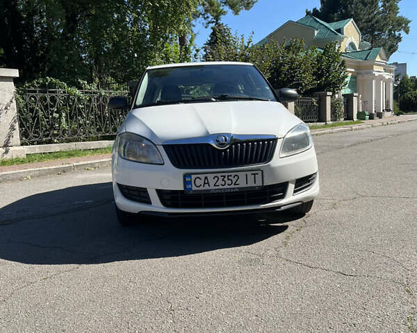 Белый Шкода Фабия, объемом двигателя 1.6 л и пробегом 233 тыс. км за 6500 $, фото 3 на Automoto.ua