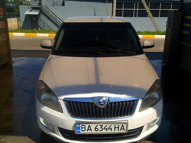 Белый Шкода Фабия, объемом двигателя 1.6 л и пробегом 245 тыс. км за 6200 $, фото 2 на Automoto.ua
