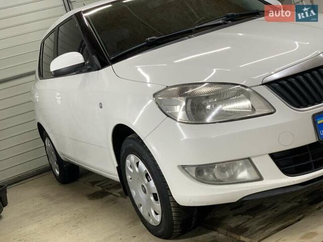 Белый Шкода Фабия, объемом двигателя 1.6 л и пробегом 260 тыс. км за 5800 $, фото 6 на Automoto.ua