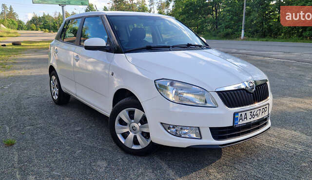 Шкода Фабия 2014 в Малине на Automoto.ua Белый Шкода Фабия, объемом двигателя 1.6 л и пробегом 236 тыс. км за 6500 $, фото 2 на Automoto.ua