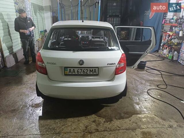 Белый Шкода Фабия, объемом двигателя 1.2 л и пробегом 30 тыс. км за 8000 $, фото 1 на Automoto.ua