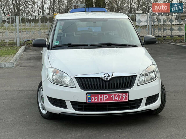 Белый Шкода Фабия, объемом двигателя 0 л и пробегом 130 тыс. км за 5300 $, фото 4 на Automoto.ua