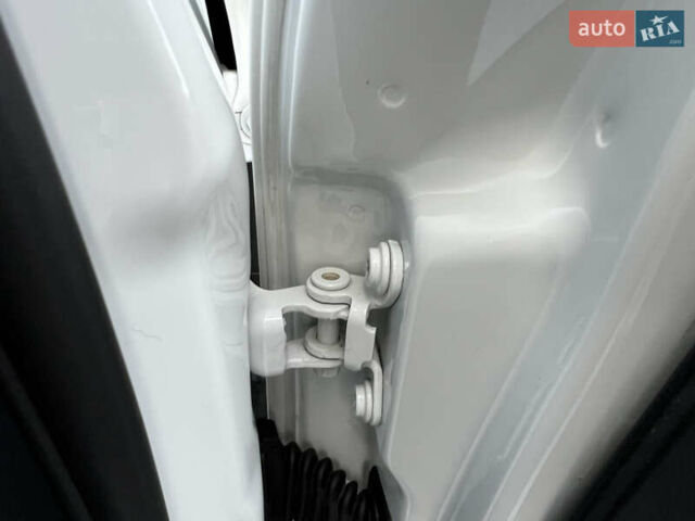 Белый Шкода Фабия, объемом двигателя 0 л и пробегом 130 тыс. км за 5300 $, фото 59 на Automoto.ua