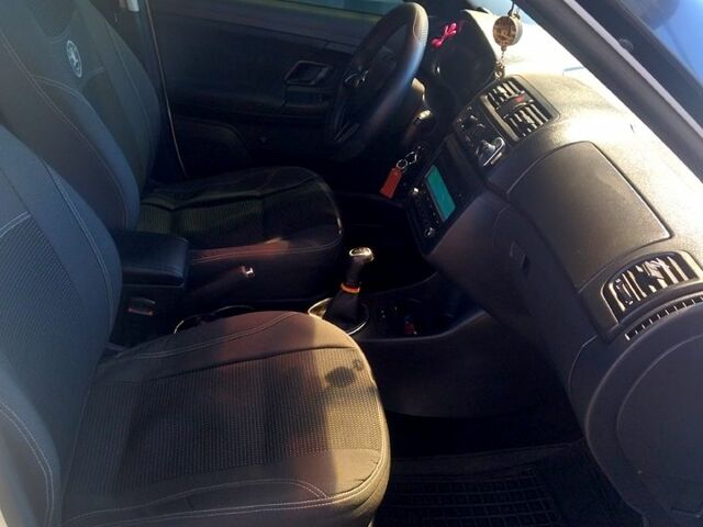 Белый Шкода Фабия, объемом двигателя 1.6 л и пробегом 245 тыс. км за 6200 $, фото 4 на Automoto.ua