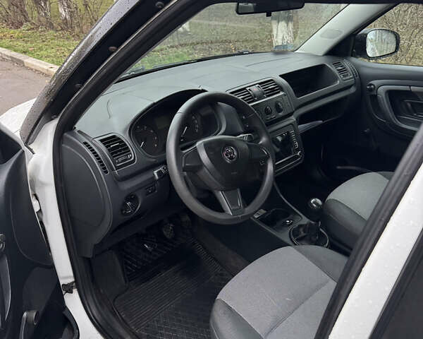 Белый Шкода Фабия, объемом двигателя 1.2 л и пробегом 310 тыс. км за 4600 $, фото 5 на Automoto.ua