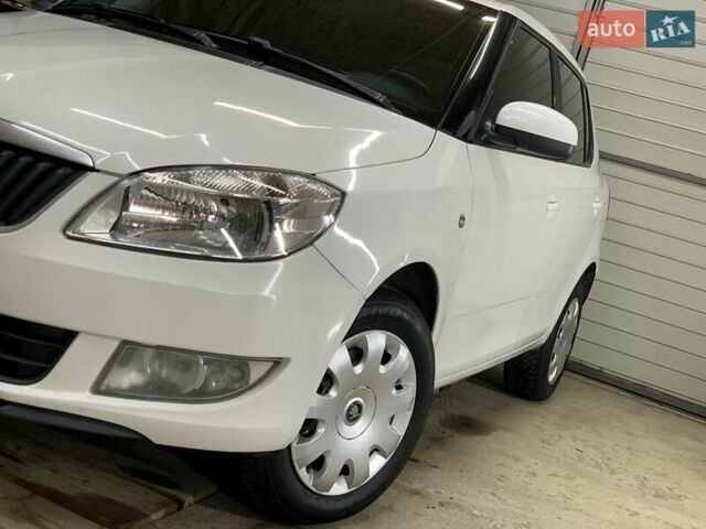 Белый Шкода Фабия, объемом двигателя 1.6 л и пробегом 260 тыс. км за 5800 $, фото 3 на Automoto.ua