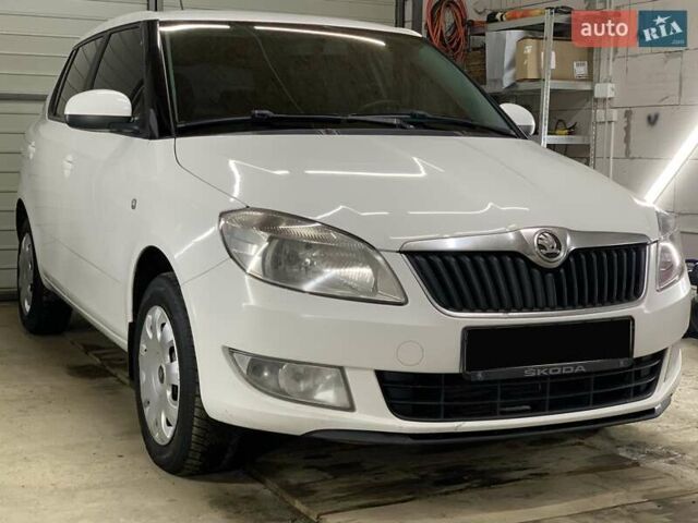 Белый Шкода Фабия, объемом двигателя 1.6 л и пробегом 260 тыс. км за 5800 $, фото 5 на Automoto.ua