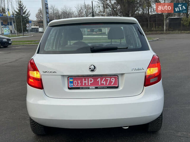Белый Шкода Фабия, объемом двигателя 0 л и пробегом 130 тыс. км за 5300 $, фото 69 на Automoto.ua