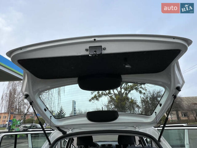 Белый Шкода Фабия, объемом двигателя 0 л и пробегом 130 тыс. км за 5300 $, фото 49 на Automoto.ua