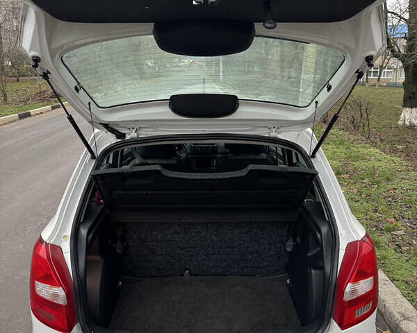 Белый Шкода Фабия, объемом двигателя 1.2 л и пробегом 310 тыс. км за 4600 $, фото 13 на Automoto.ua