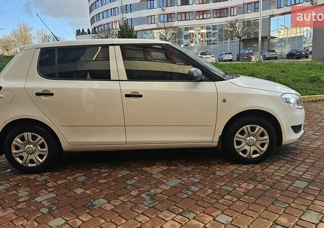 Белый Шкода Фабия, объемом двигателя 1.6 л и пробегом 132 тыс. км за 6700 $, фото 2 на Automoto.ua