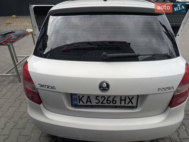 Белый Шкода Фабия, объемом двигателя 1.2 л и пробегом 319 тыс. км за 6800 $, фото 3 на Automoto.ua