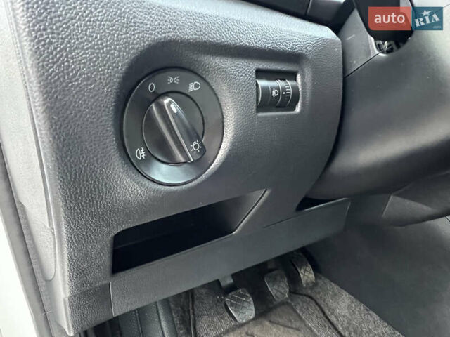 Белый Шкода Фабия, объемом двигателя 0 л и пробегом 130 тыс. км за 5300 $, фото 32 на Automoto.ua