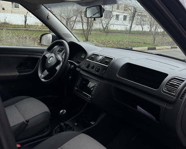 Белый Шкода Фабия, объемом двигателя 1.2 л и пробегом 310 тыс. км за 4600 $, фото 7 на Automoto.ua