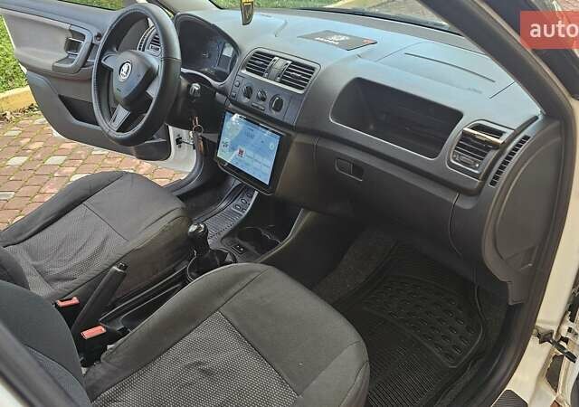 Белый Шкода Фабия, объемом двигателя 1.6 л и пробегом 132 тыс. км за 6700 $, фото 10 на Automoto.ua