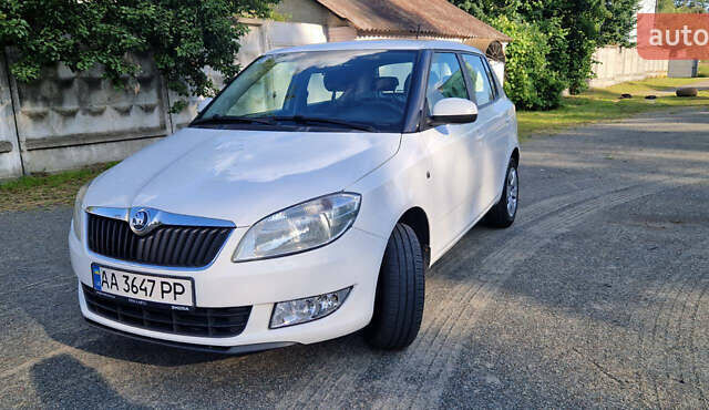 Шкода Фабия 2014 в Малине на Automoto.ua Белый Шкода Фабия, объемом двигателя 1.6 л и пробегом 236 тыс. км за 6500 $, фото 3 на Automoto.ua