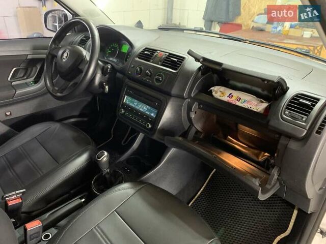 Белый Шкода Фабия, объемом двигателя 1.6 л и пробегом 260 тыс. км за 5800 $, фото 10 на Automoto.ua