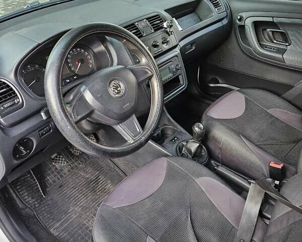 Белый Шкода Фабия, объемом двигателя 1.39 л и пробегом 218 тыс. км за 5500 $, фото 14 на Automoto.ua
