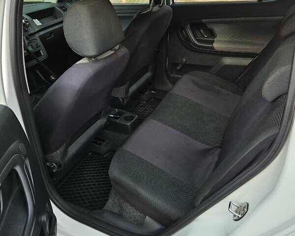 Белый Шкода Фабия, объемом двигателя 1.39 л и пробегом 218 тыс. км за 5500 $, фото 13 на Automoto.ua